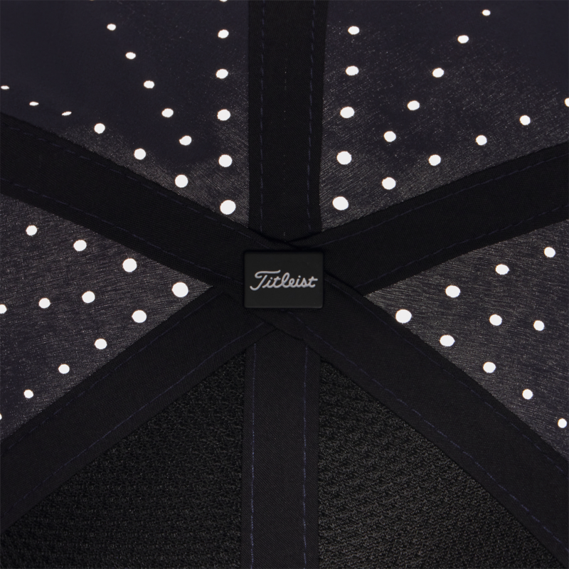 Détail des perforations Starburst sur la Titleist Tour Breezer
