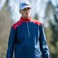 Golfeur en action portant la veste demi-zip Ping AquaDrive