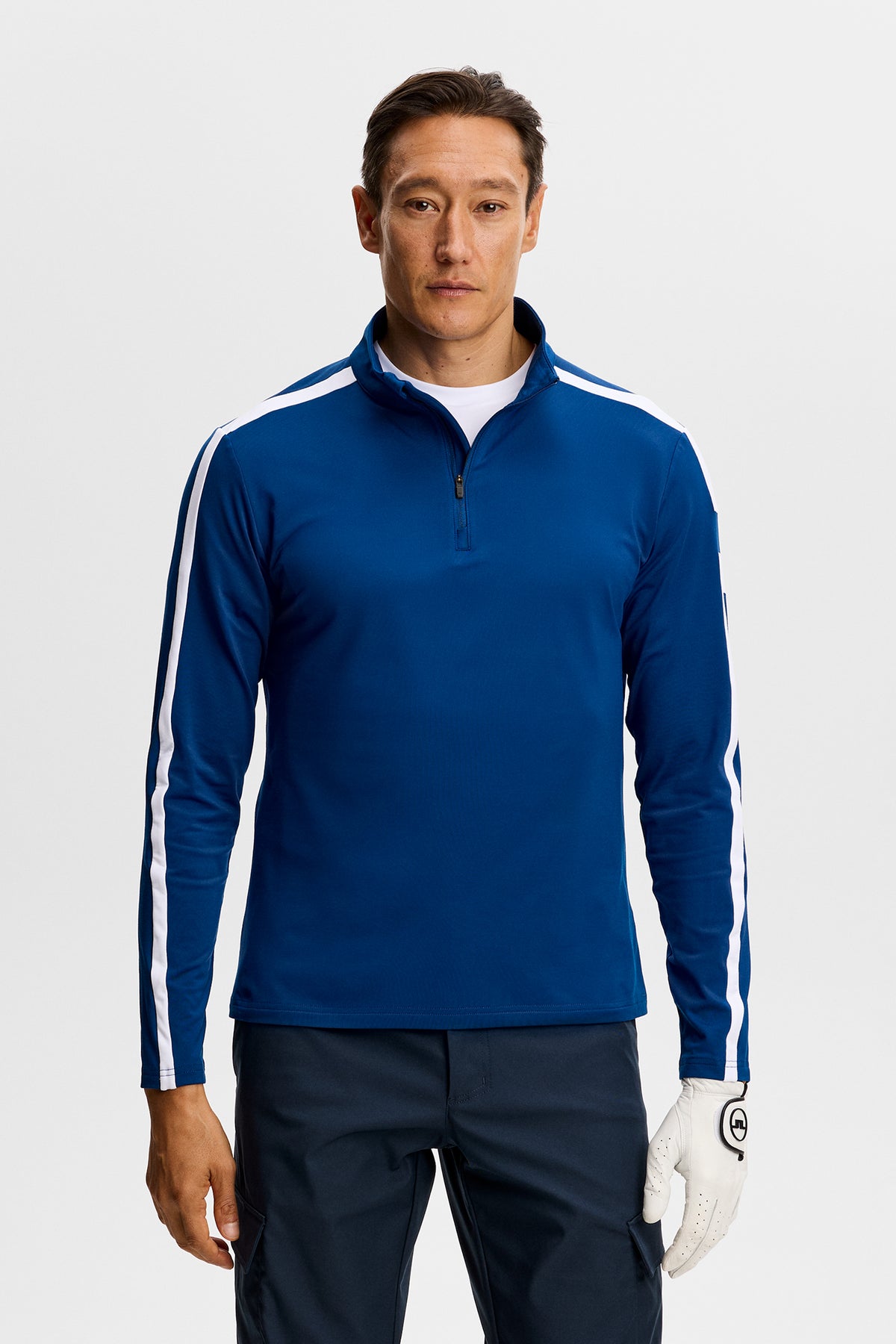 Couche intermédiaire J.Lindeberg Keaton Quarter Zip Estate Blue – vue de face sur mannequin
