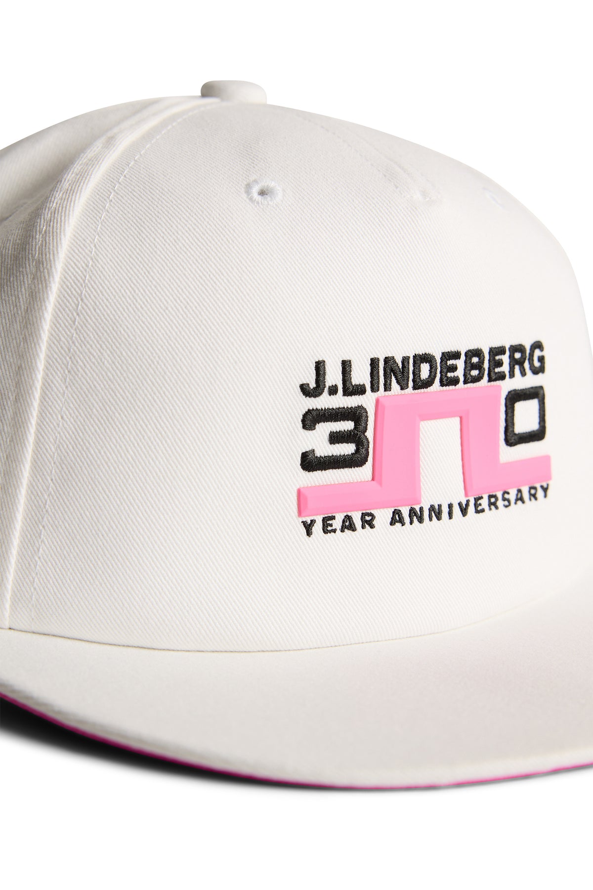 Casquette J.Lindeberg 30Y Blanc – marquage audacieux sous la visière