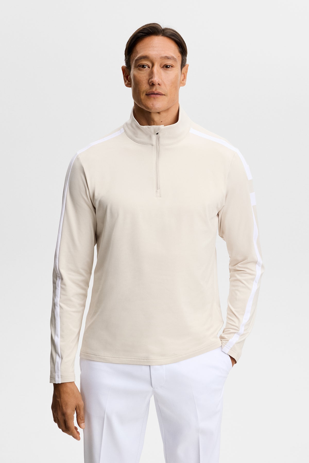 Couche intermédiaire J.Lindeberg Keaton Quarter Zip Moonbeam – vue lifestyle de face