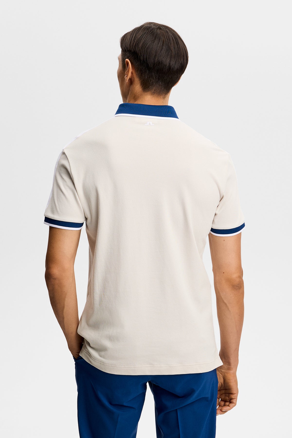Polo J.Lindeberg Jace Moonbeam - détail du col en tricot et du logo Bridge au dos