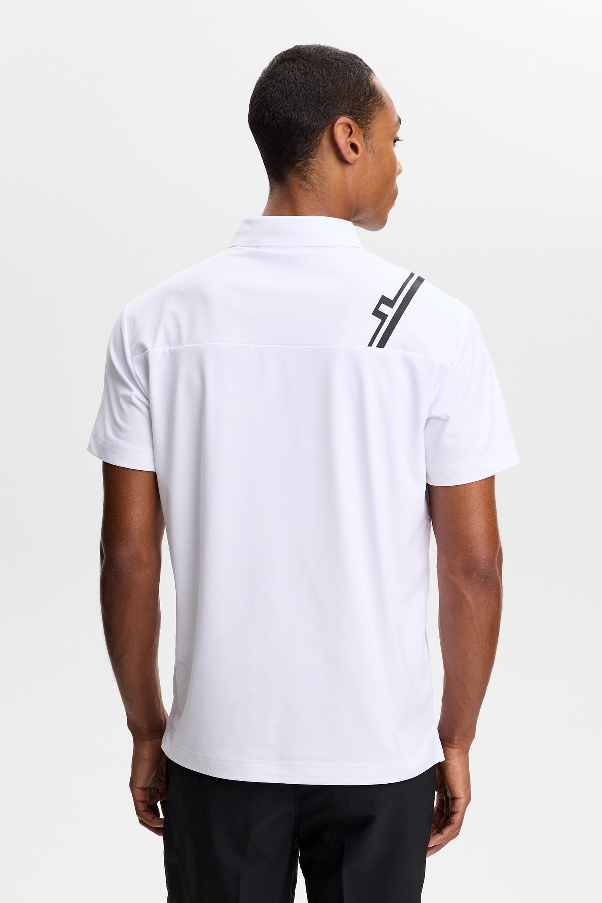 Polo J.Lindeberg Fred Blanc – vue arrière montrant le détail du logo à bandes