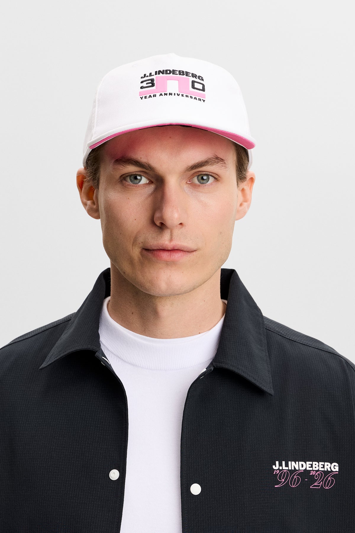 Casquette J.Lindeberg 30Y Anniversary Blanc – détail du marquage anniversaire à l'avant et à l'arrière