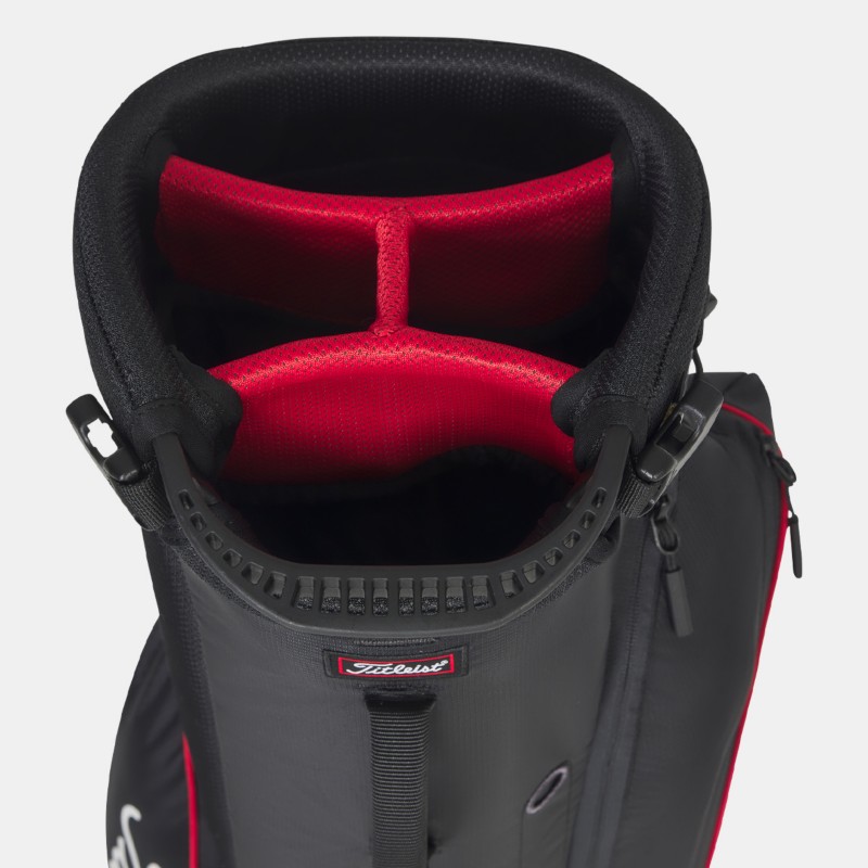 Détail du diviseur supérieur ultra-léger à 4 compartiments sur le Titleist Players 4 Carbon