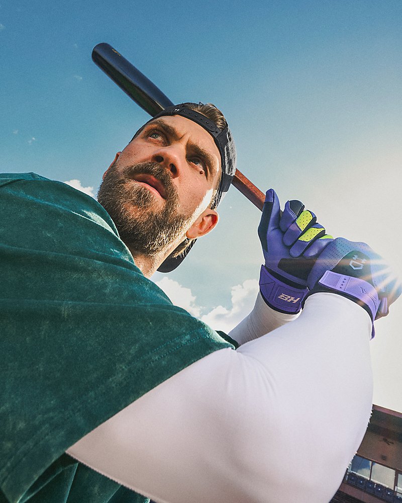 Haut de compression à manches longues Under Armour HeatGear – en action démontrant la liberté de mouvement des manches raglan