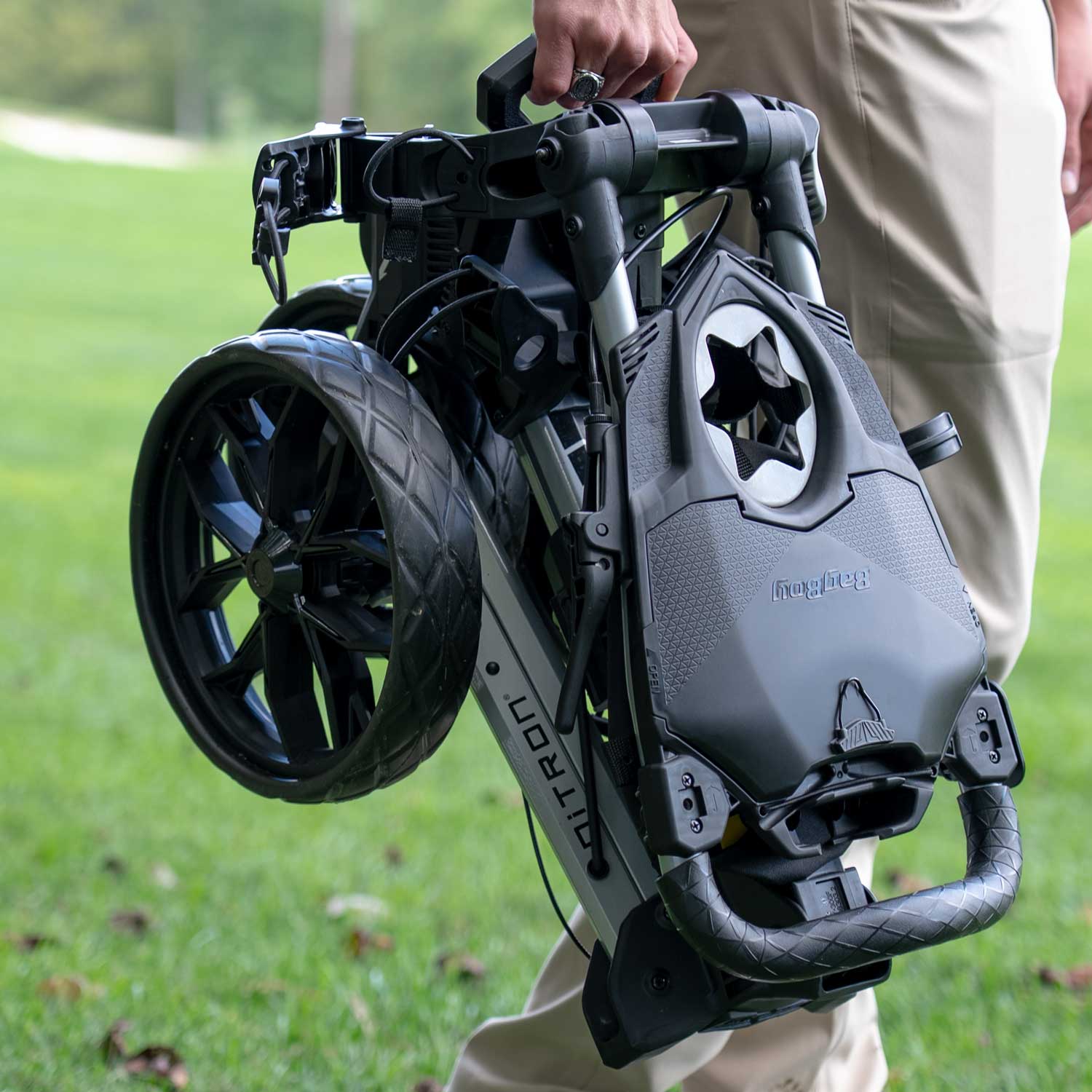 Chariot de golf plié Bag Boy Nitron léger et ultra-compact