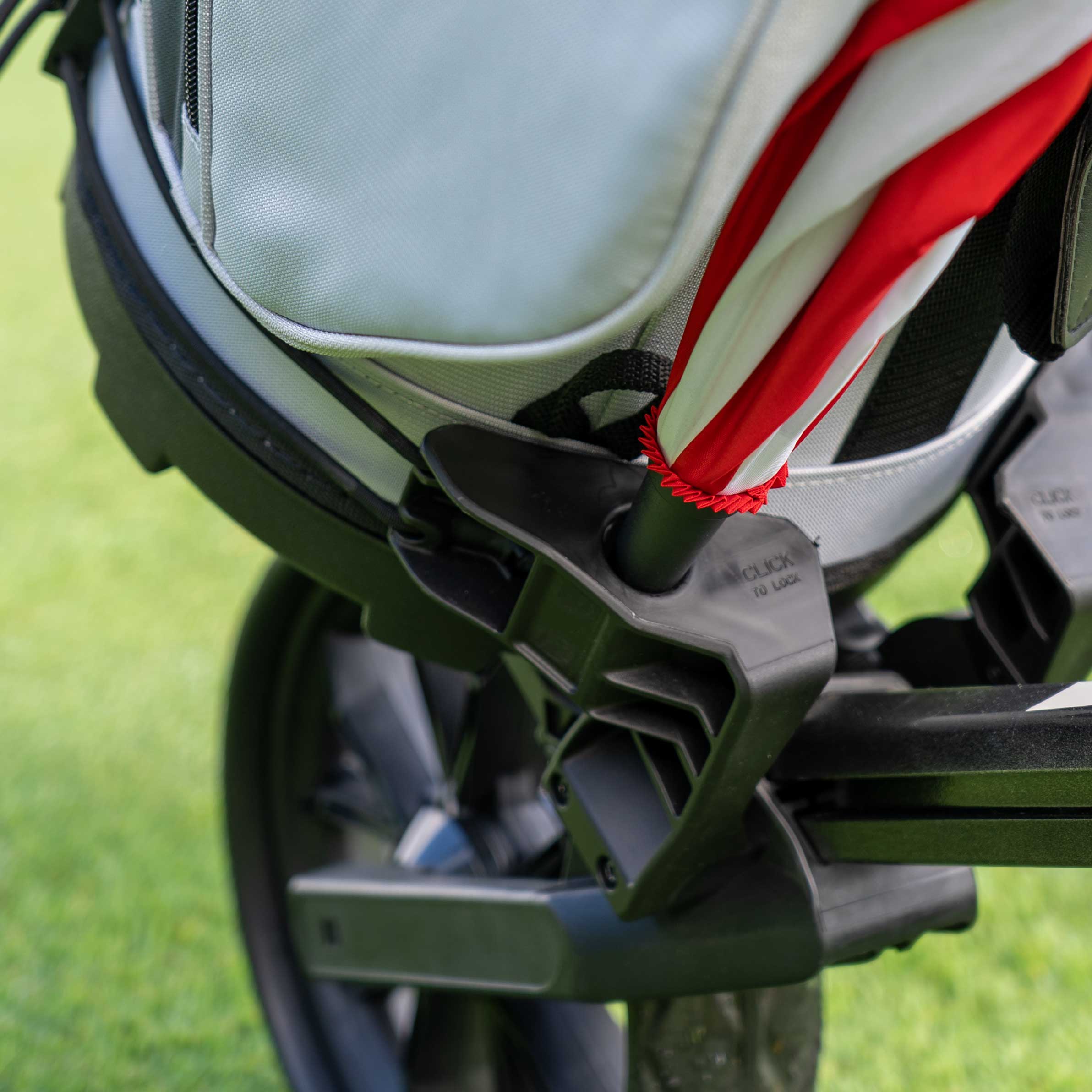 Bag Boy Slimfold — système de rangement de parapluie intégré