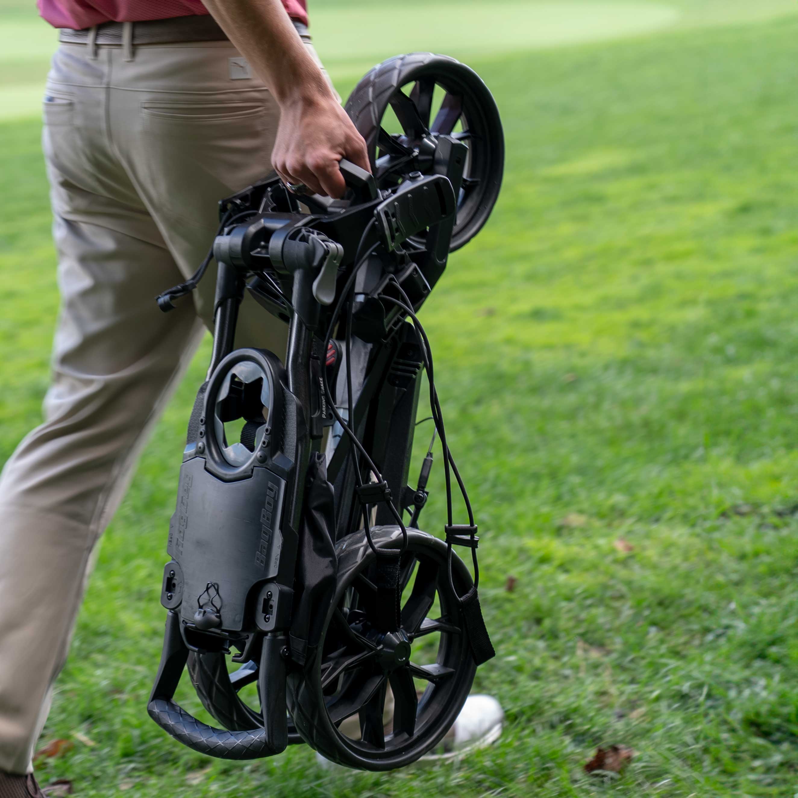 Chariot compact et léger Bag Boy Slimfold sur le parcours de golf