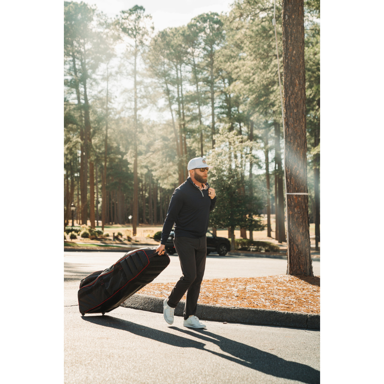 Housse de voyage Bag Boy T-800 — roues et poignée en action