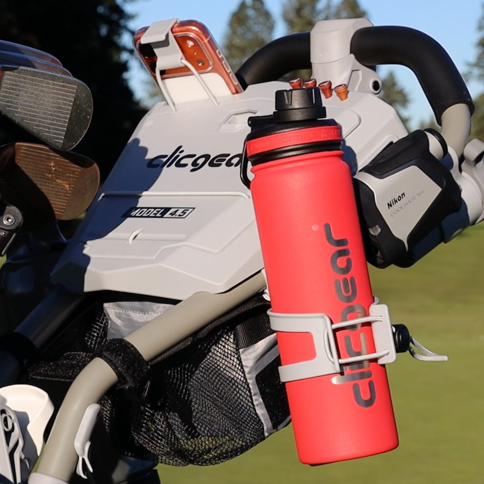 Bouteille d'eau Clicgear utilisée sur le parcours de golf