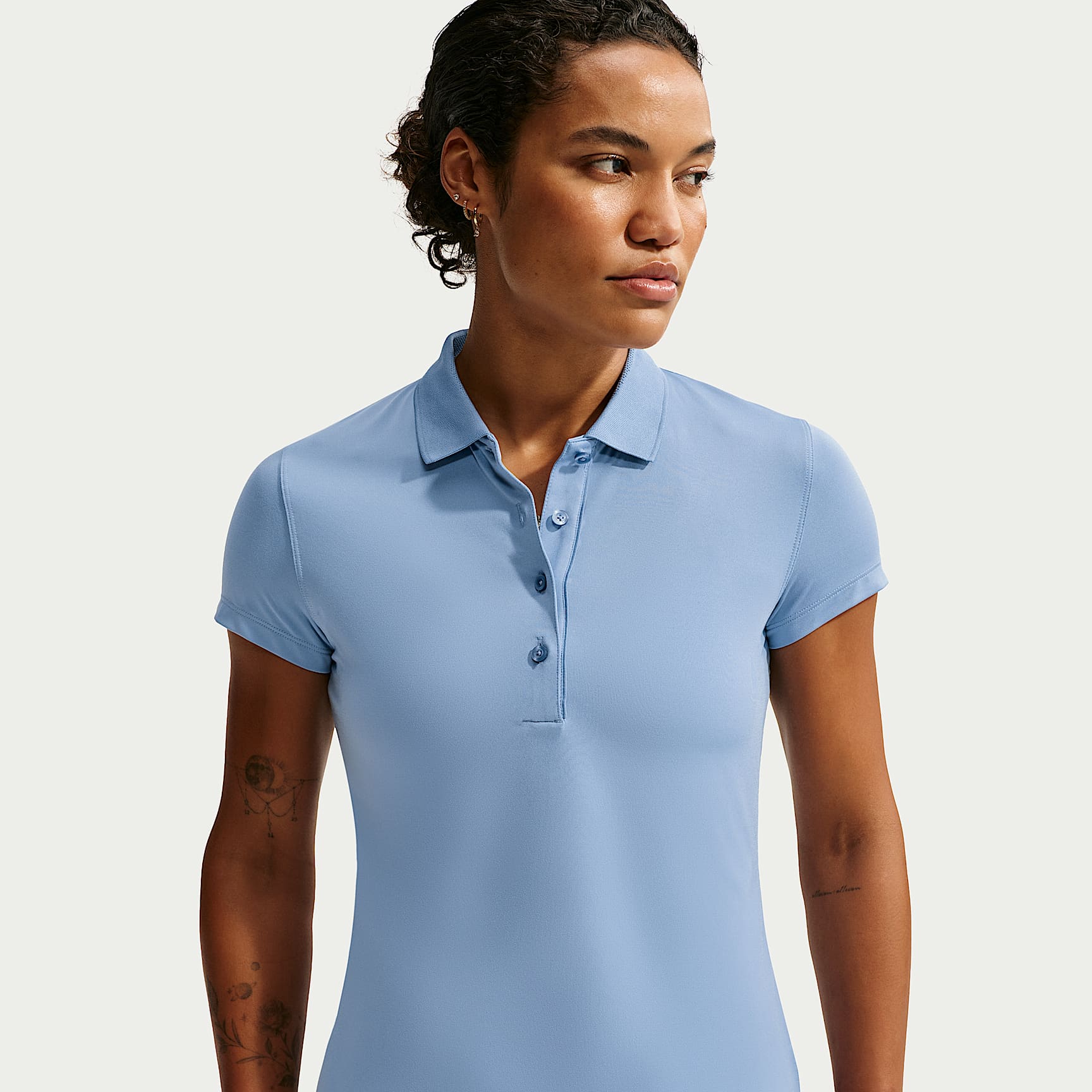 Polo Nike Golf Club pour femme – vue caractéristique lifestyle