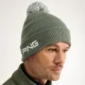 Style de vie du bonnet en maille PING Cresting – golfeur portant le bonnet sur le parcours par temps froid