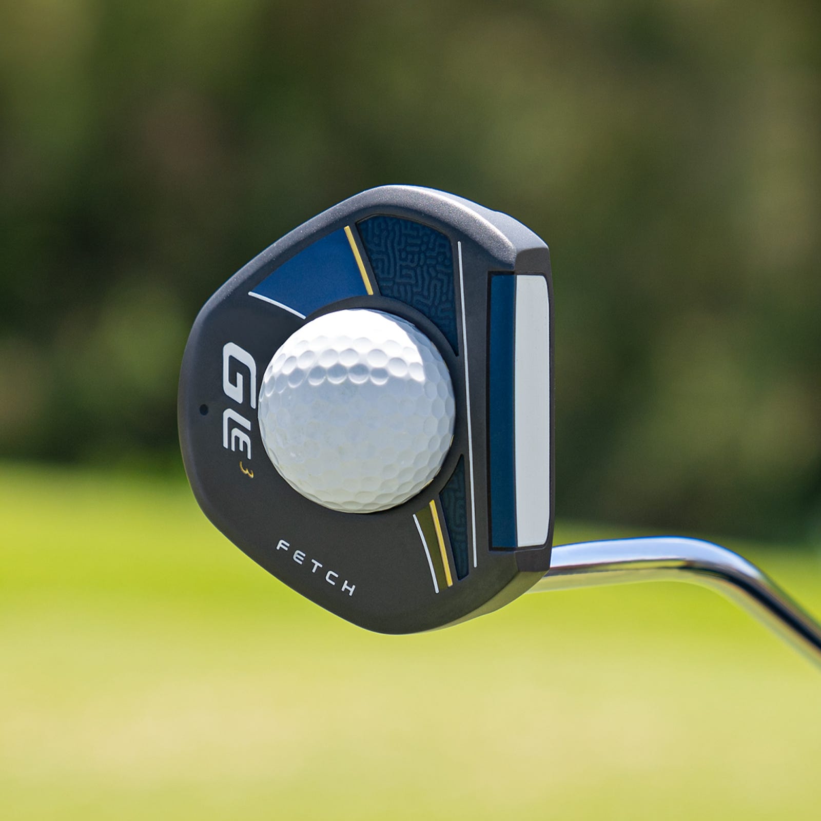 Putter Ping G Le3 Fetch montrant la balle reposant dans la cavité de ramassage de la semelle