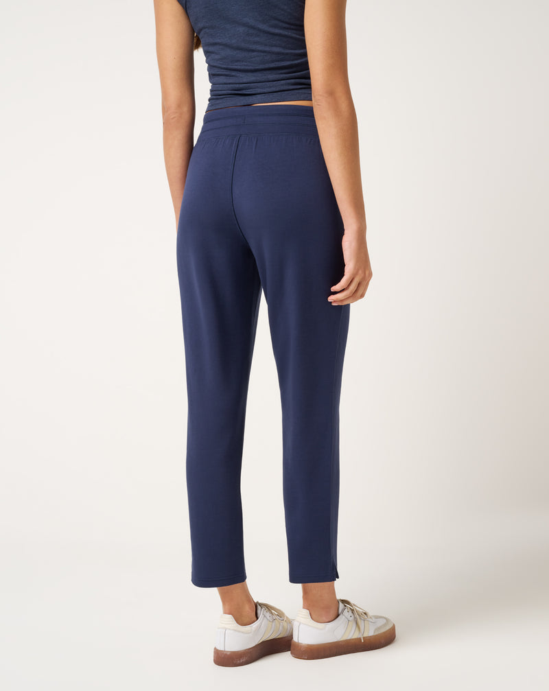 Pantalon cheville Travis Mathew Skyloft Soft - détail jambe fuselée et longueur cheville