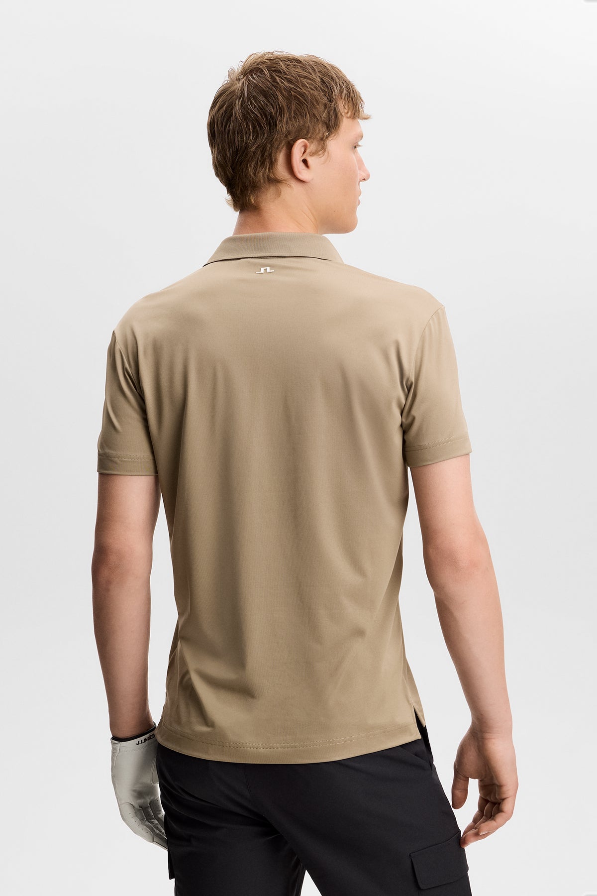 Polo J.Lindeberg Bridge Brindle – détail du col coupe régulière