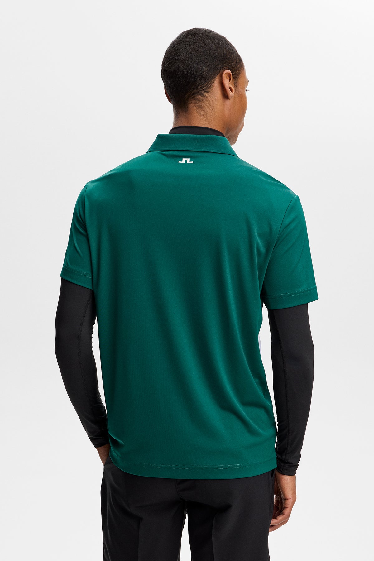 Polo J.Lindeberg Finn Biome Forestier – détail du panneau latéral contrasté