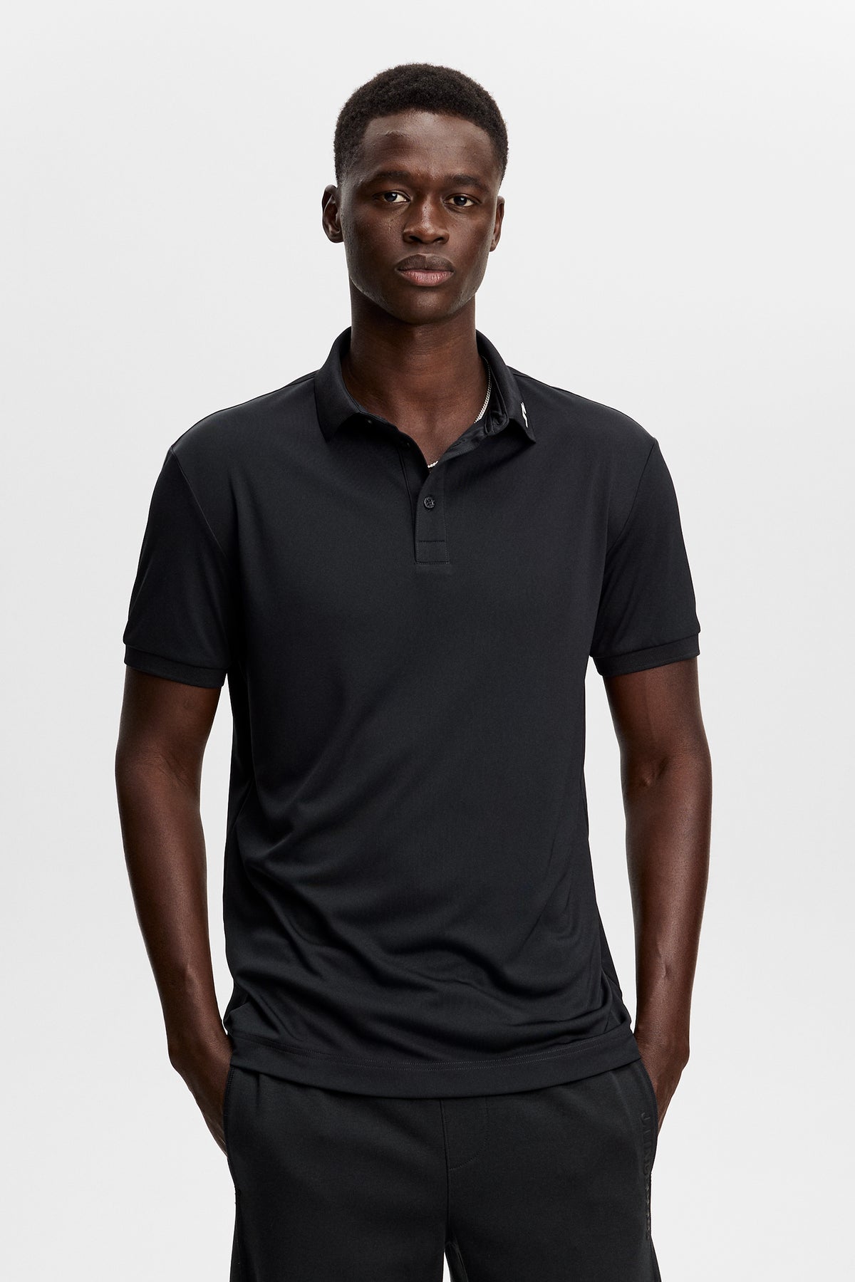 Polo J.Lindeberg KV Print Noir – vue de face montrant le col côtelé et la patte à trois boutons