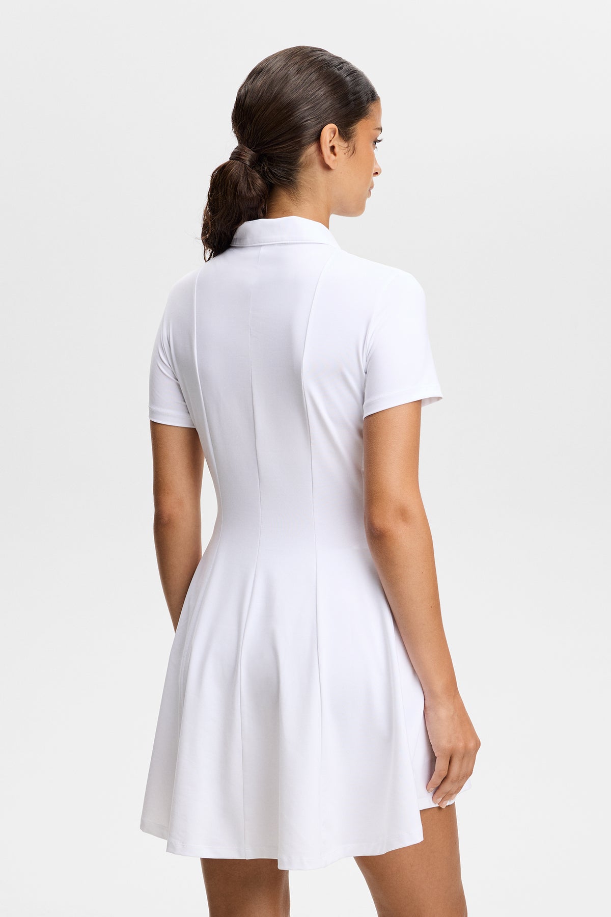 Robe J.Lindeberg Kura blanche – détail de la poche et de l'ourlet