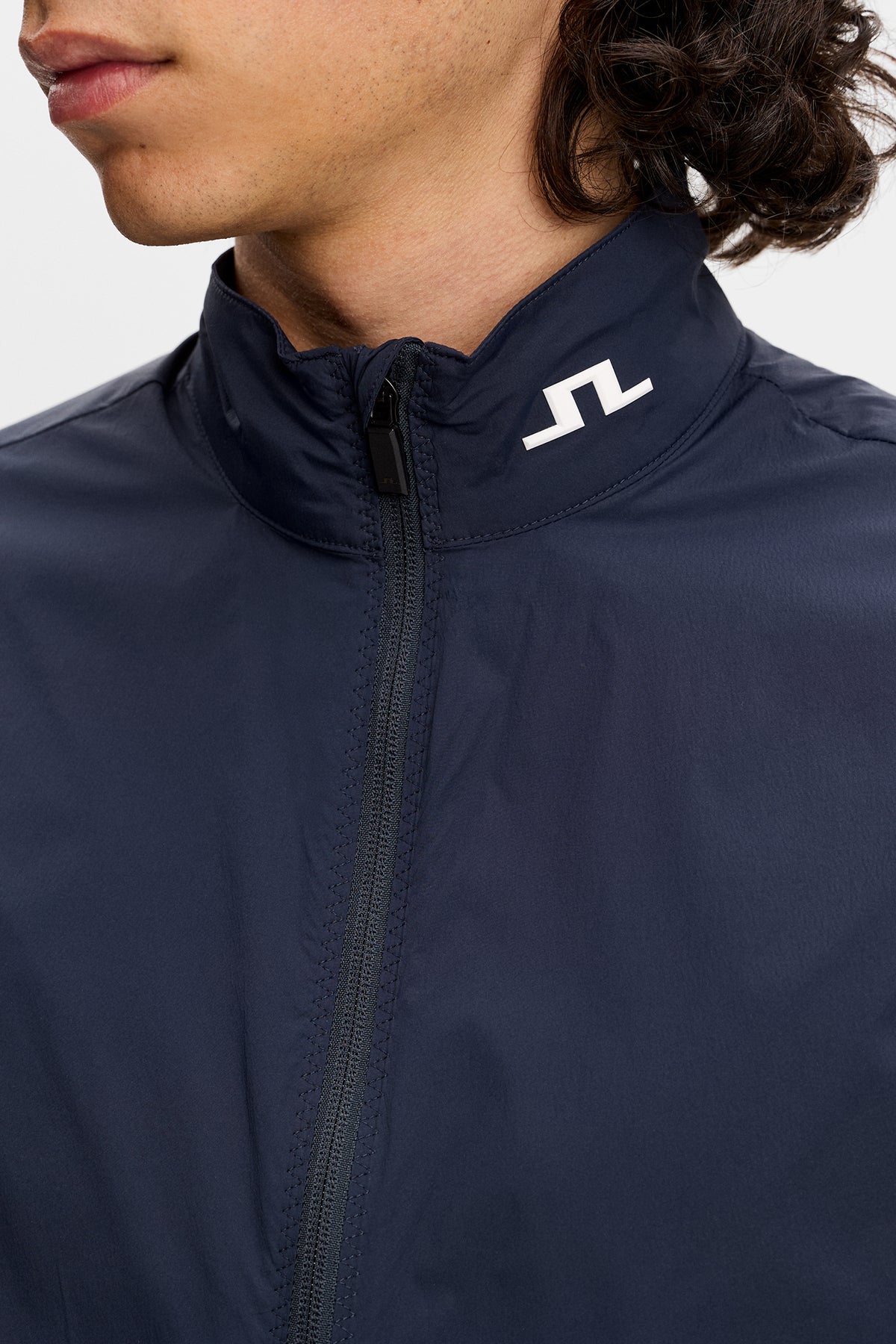 Gilet J.Lindeberg Tour Tech Packable JL Navy – détail de la poche latérale et de la fermeture éclair