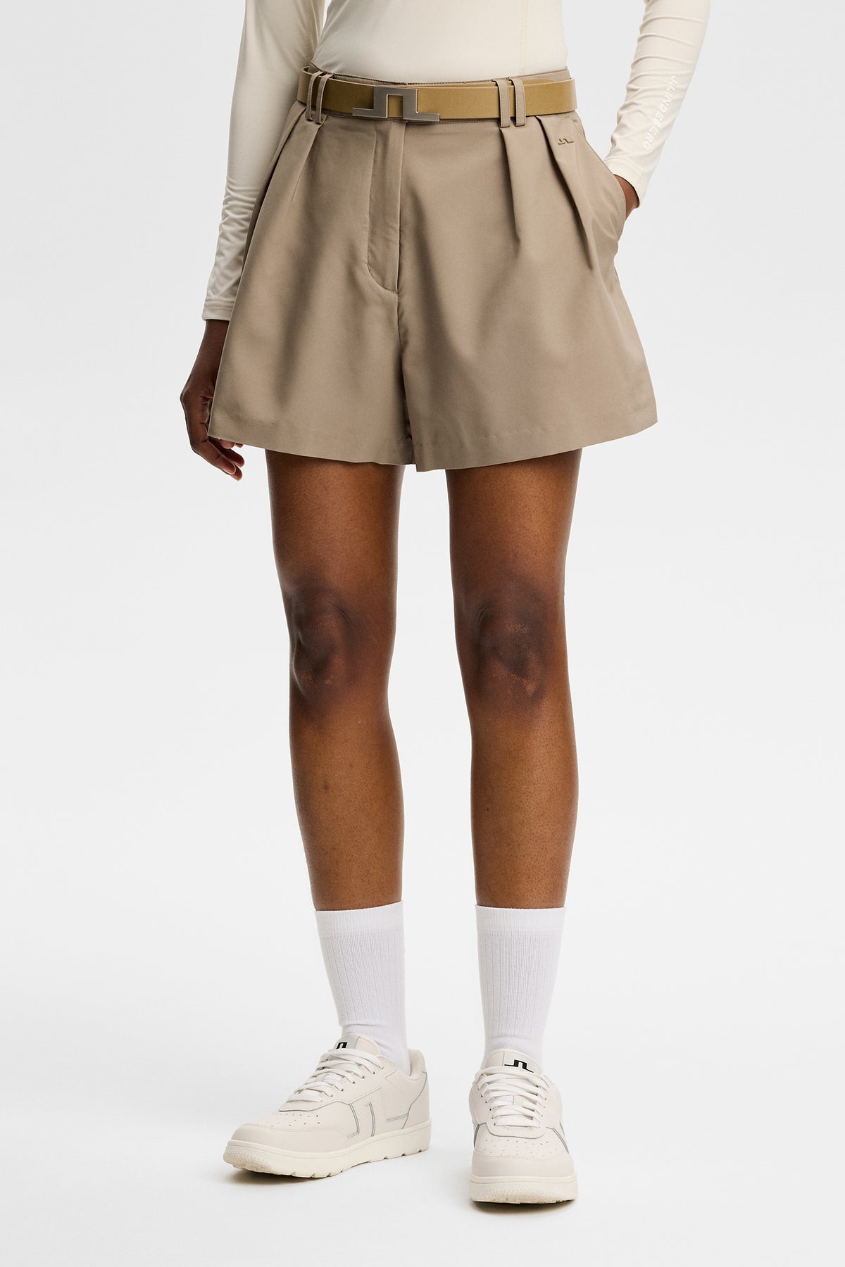 Shorts J.Lindeberg Carmen Brindle – vue de face montrant le tissu et les détails des plis