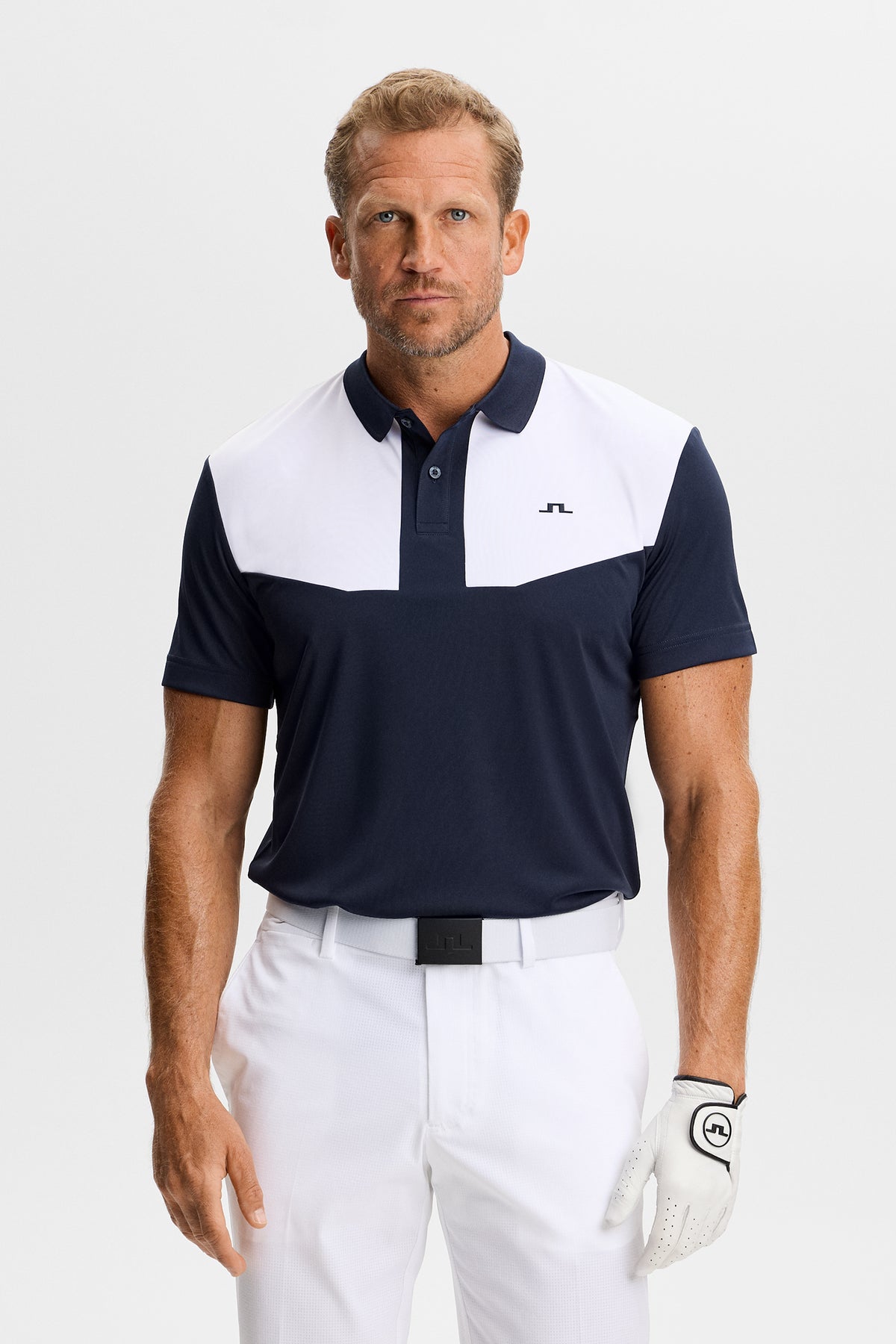 J.Lindeberg Calex Polo JL Navy – vue de face montrant les empiècements contrastés sur la poitrine et le logo Bridge