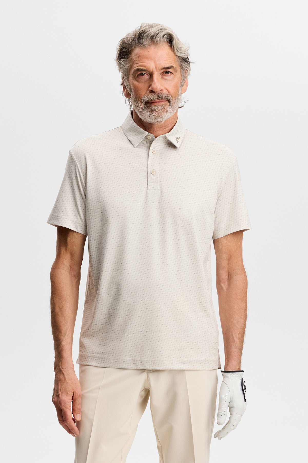 Polo J.Lindeberg Tod Print micro lune bringée pont biais – détail montrant le col en tissu auto-agrippant et la patte à trois boutons