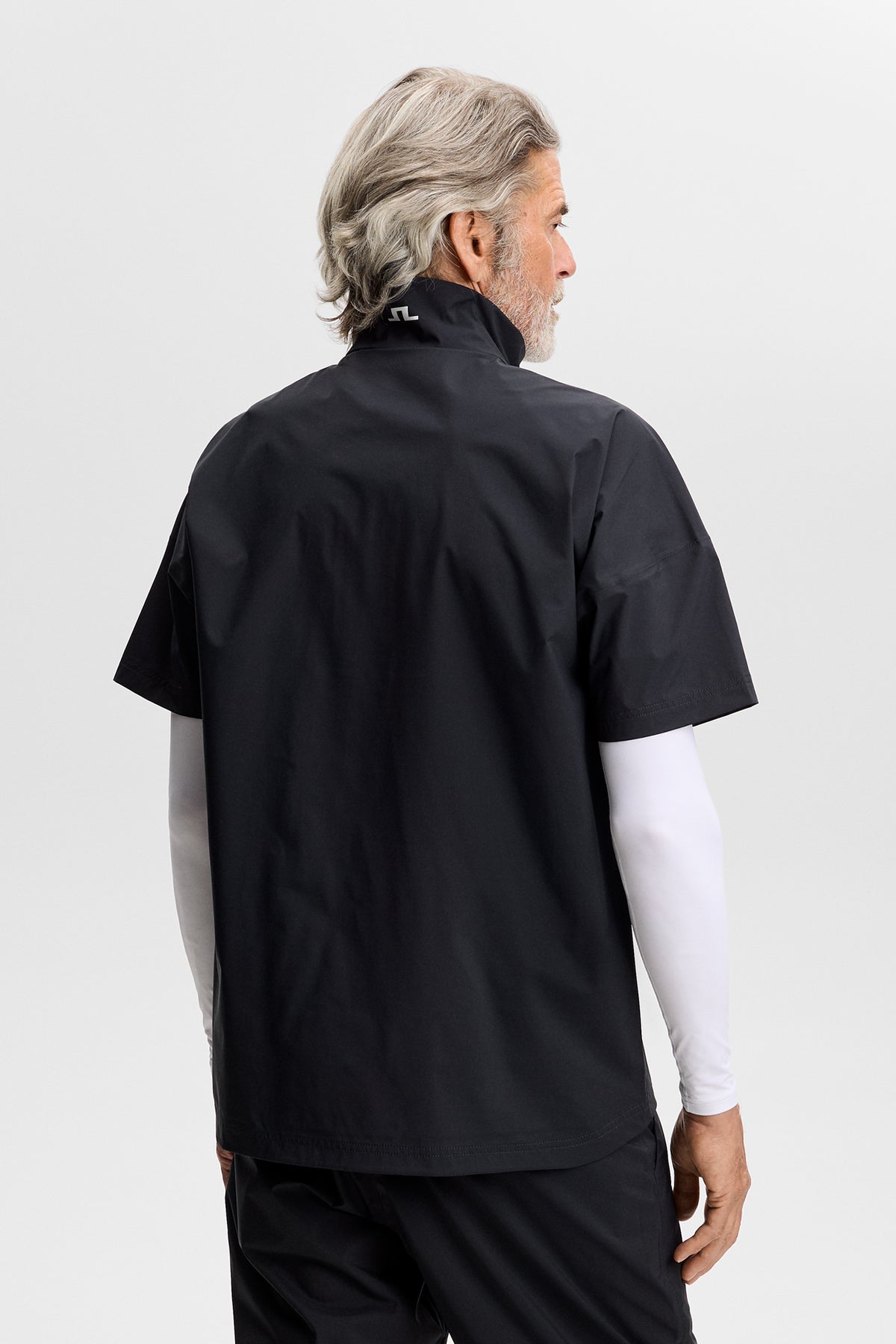 J.Lindeberg Shay Rain Shirt Black – vue latérale montrant la silhouette épurée et le marquage