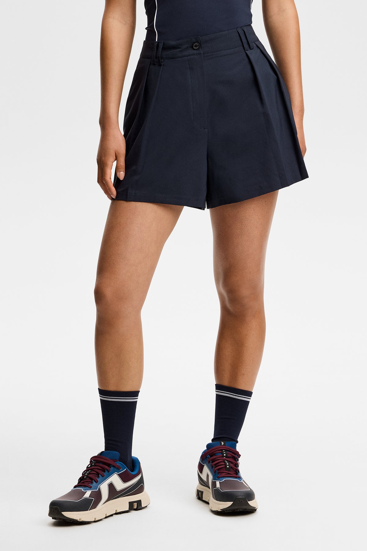 Short J.Lindeberg Carmen JL Navy – vue de face montrant la taille haute et les plis à l'avant