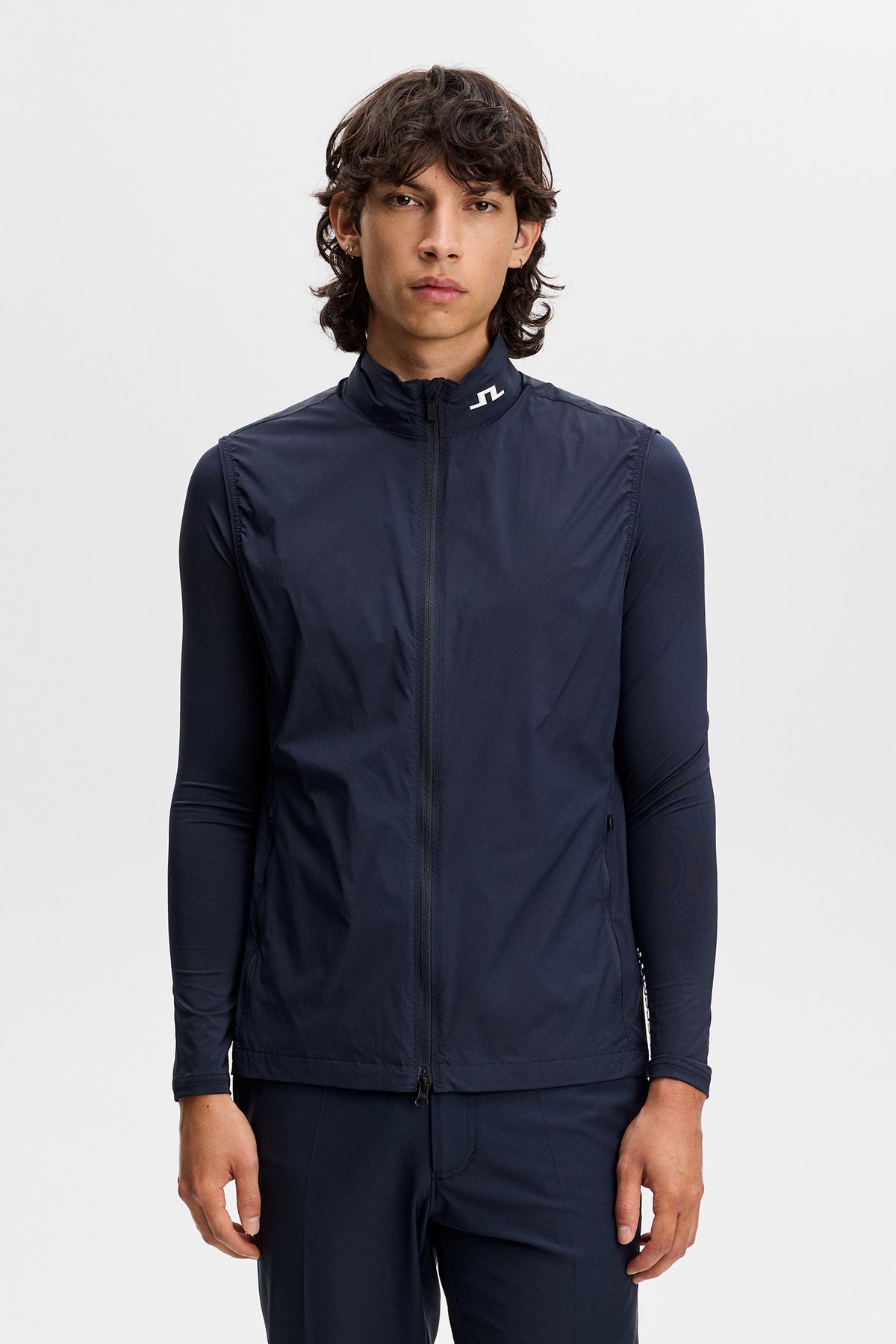 Gilet J.Lindeberg Tour Tech Packable JL Navy – vue de face sur le parcours