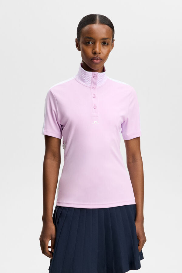 Polo J.Lindeberg Pip Orchid Bouquet – vue de face montrant le tissu jacquard et les empiècements contrastants