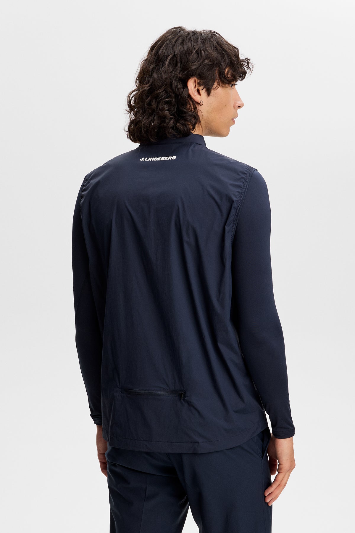 Gilet J.Lindeberg Tour Tech Packable JL Navy – détail de la poche arrière compressible