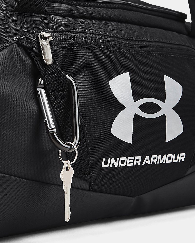 Grande poche frontale zippée avec sangle MOLLE sur le sac de sport UA Undeniable 5.0 XS
