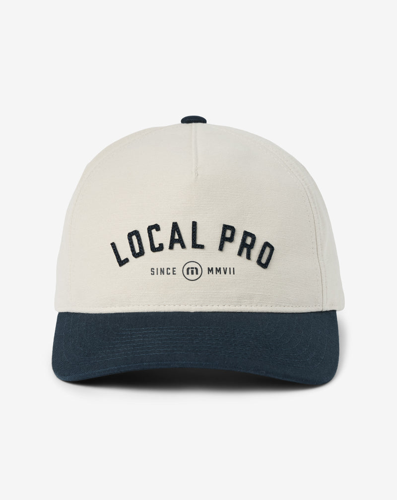 Casquette snapback Travis Mathew Local Pro – vue de face, blanche