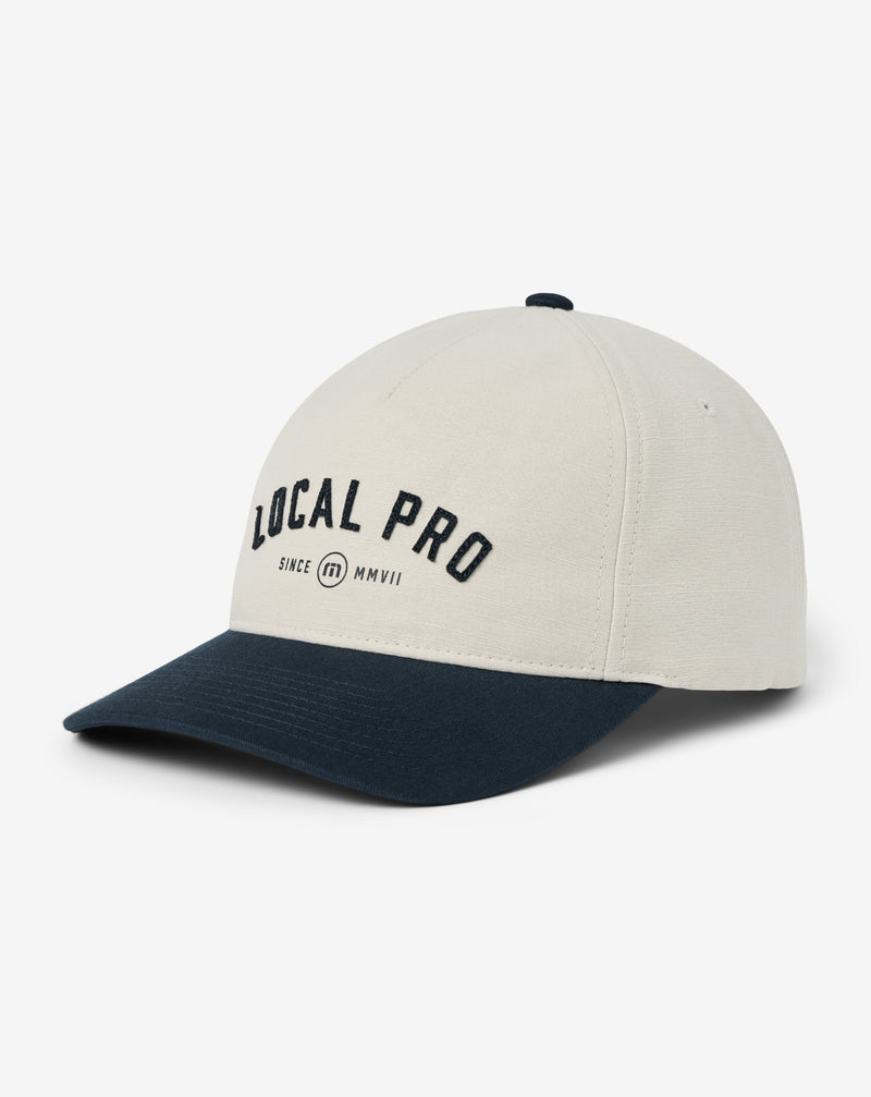 Casquette snapback Travis Mathew Local Pro – profil latéral, blanche