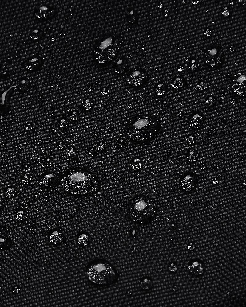 Détail de la technologie déperlante UA Storm sur le sac de sport UA Undeniable 5.0 XS
