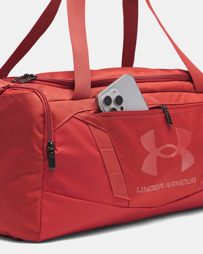Détail de la poche avant du sac de sport UA Undeniable 5.0 XS