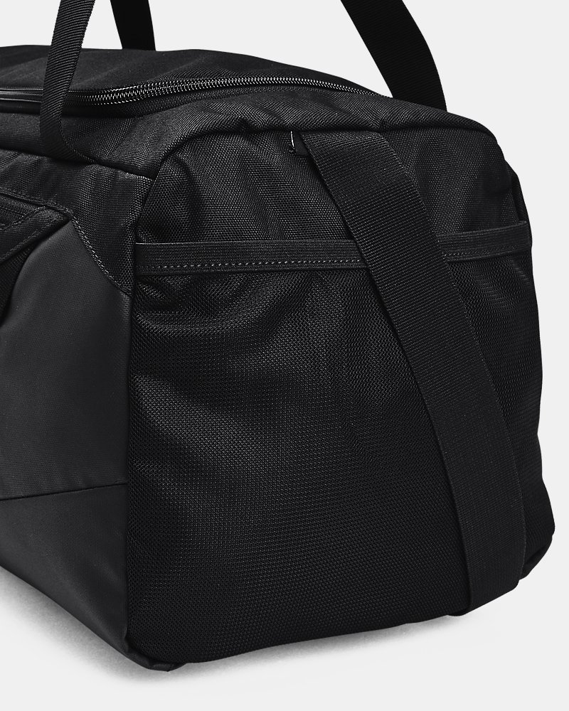 Poche ventilée pour chaussures et linge sur le sac de sport UA Undeniable 5.0 XS