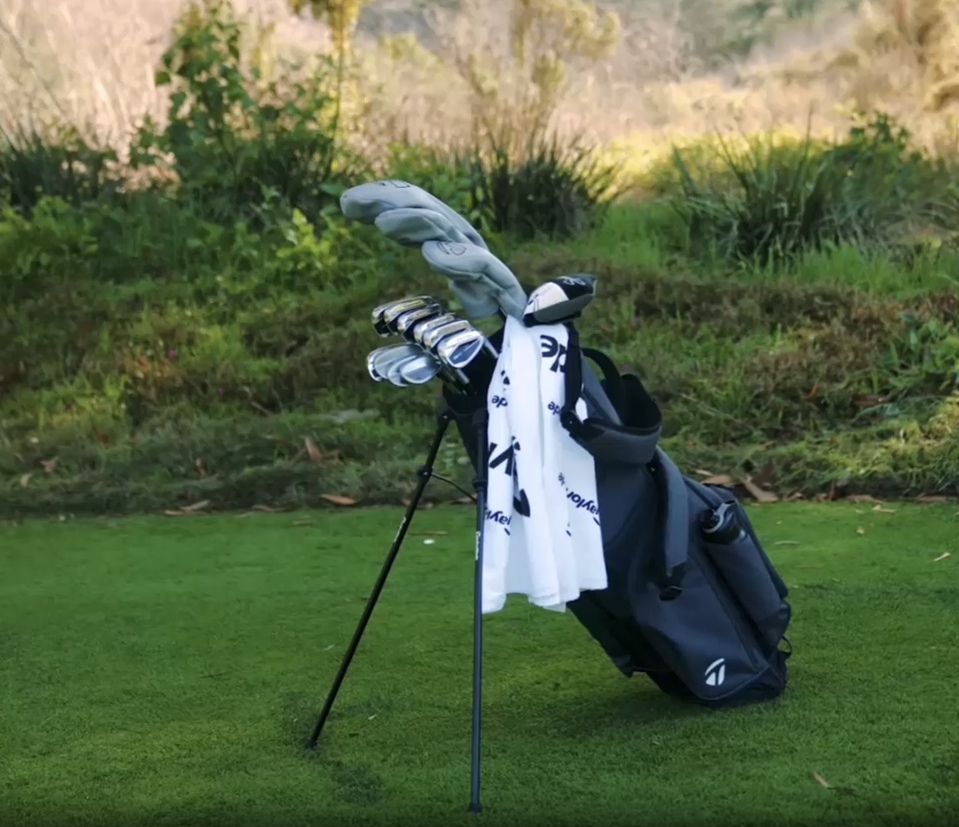 Sac trépied TaylorMade FlexTech en utilisation sur le parcours de golf